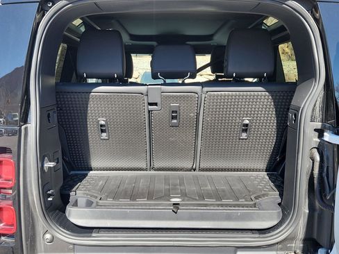 Used 2025 Land Rover Defender 90 X-Dynamic SE image 31