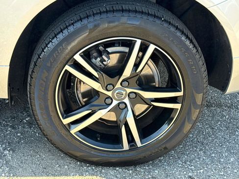 Used 2018 Volvo XC60 T8 R-Design w/ Convenience Package image 32