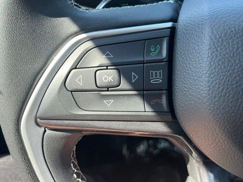 Used 2023 Jeep Grand Cherokee Laredo AWD/4WD image 35