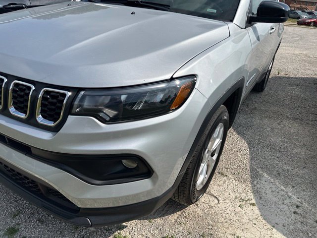 Used 2024 Jeep Compass Latitude AWD/4WD image 2