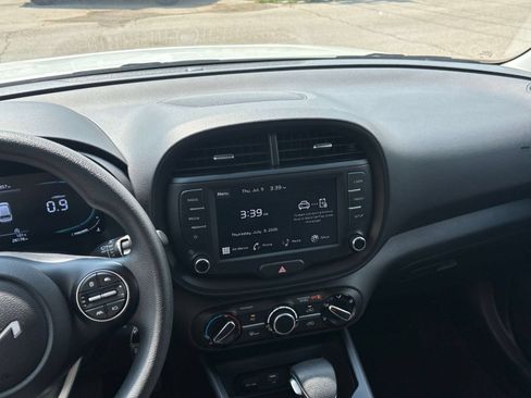 Used 2025 Kia Soul LX w/ LX Technology Package FWD image 17