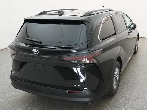 New 2026 Toyota Sienna XLE FWD image 8