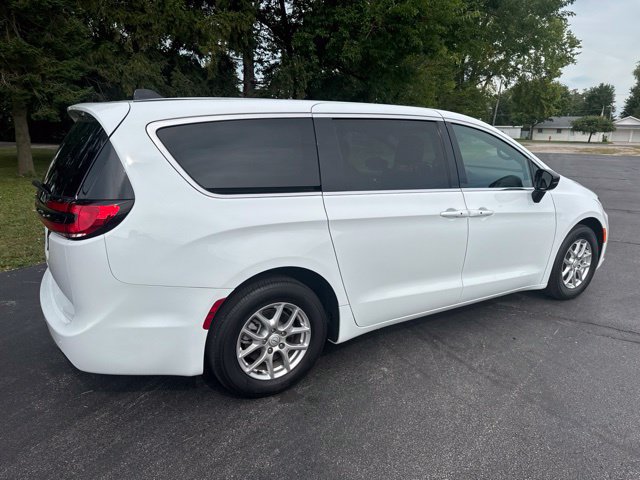 Used 2026 Chrysler Pacifica Select FWD image 5