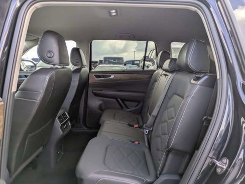 Used 2025 Volkswagen Atlas SE AWD/4WD image 14