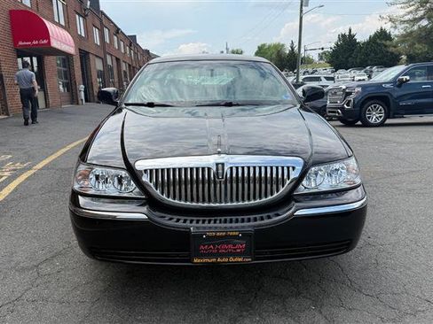 Used 2009 Lincoln Town Car Signature Limited RWD image 2