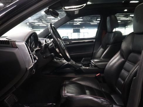 Used 2017 Porsche Cayenne Turbo image 10