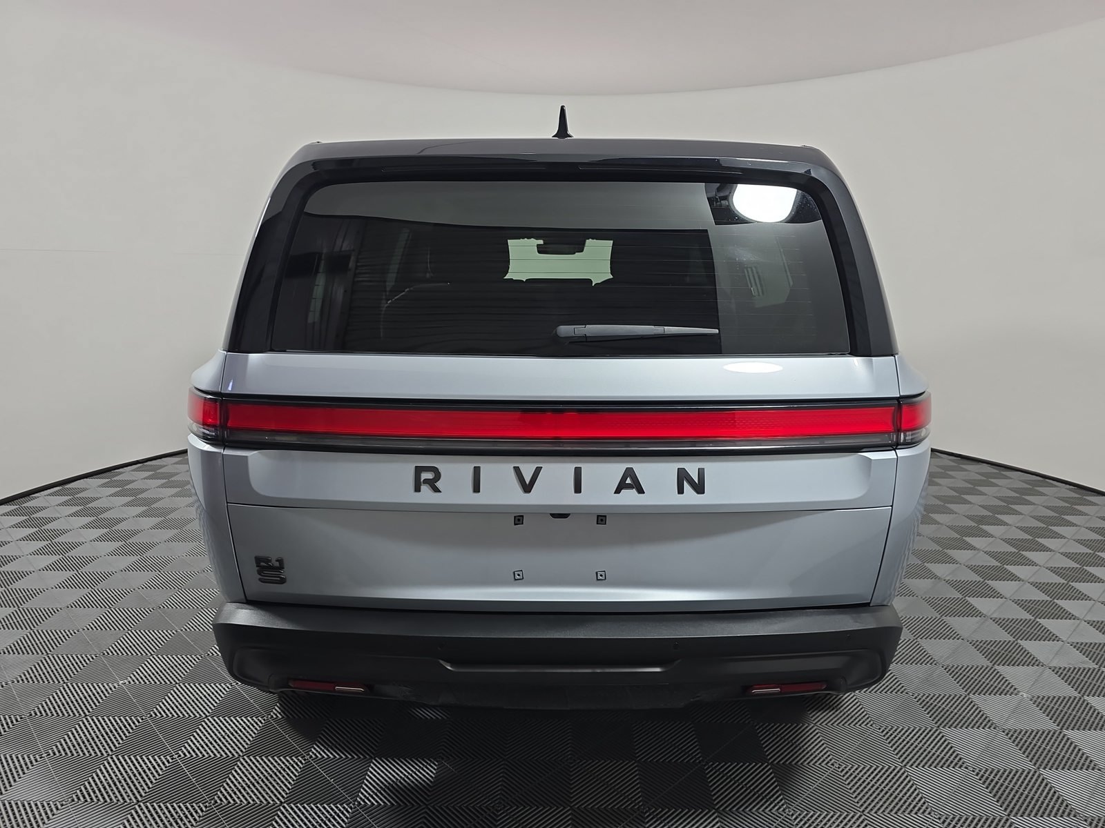 Used 2025 Rivian R1S Adventure Dual AWD/4WD image 4