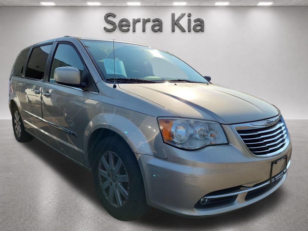 Used 2015 Chrysler Town & Country Touring FWD image 3