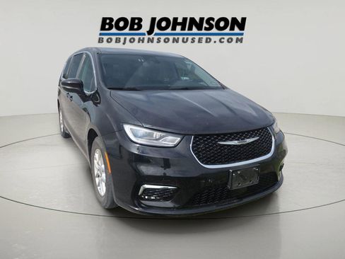 Used 2023 Chrysler Pacifica Touring-L FWD image 1