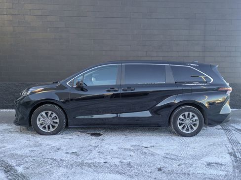 Used 2024 Toyota Sienna LE image 8