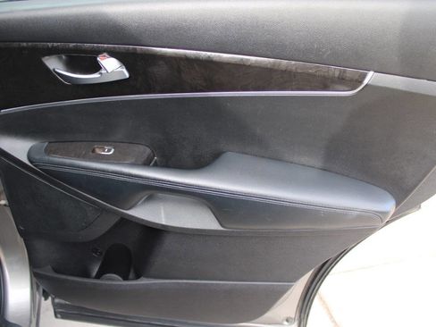 Used 2018 Kia Sorento AWD image 5