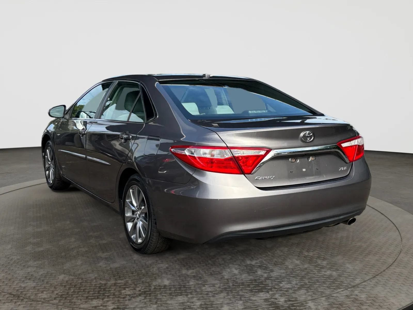 Used 2016 Toyota Camry XLE w/ Convenience Package FWD image 8