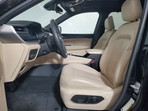 Used 2025 Jeep Grand Cherokee Limited w/ Luxury Tech Group II image 11