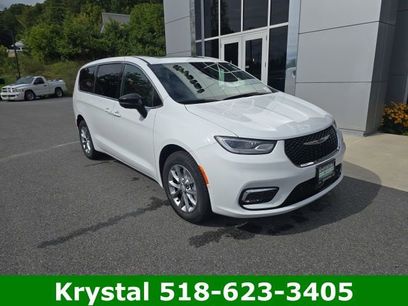 New 2026 Chrysler Pacifica Select