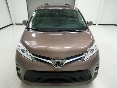 Used 2019 Toyota Sienna XLE FWD image 2