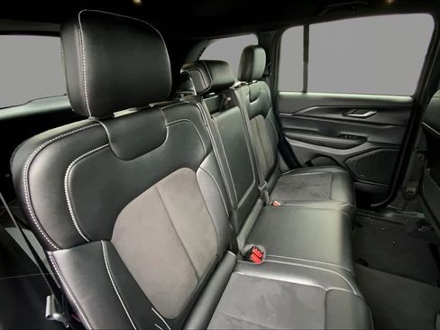 Used 2023 Jeep Grand Cherokee Altitude image 17