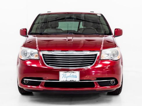 Used 2014 Chrysler Town & Country Touring FWD image 4