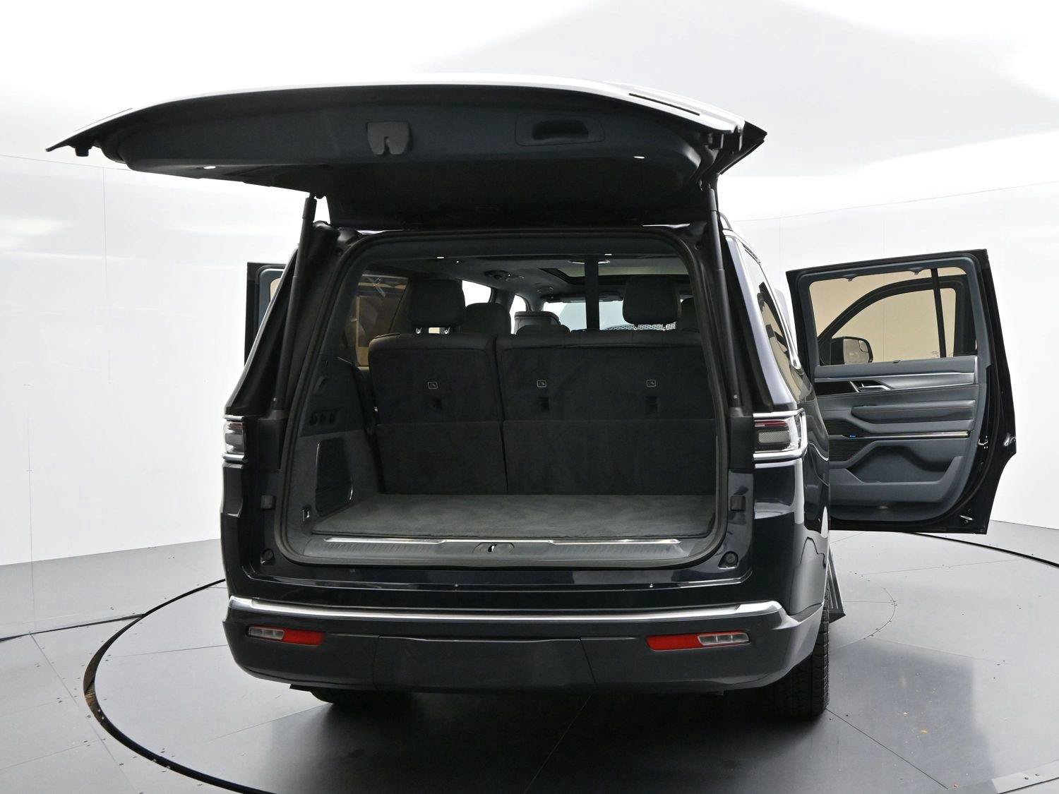 Used 2022 Jeep Grand Wagoneer Series III w/ HD Trailer Tow Package AWD/4WD image 52