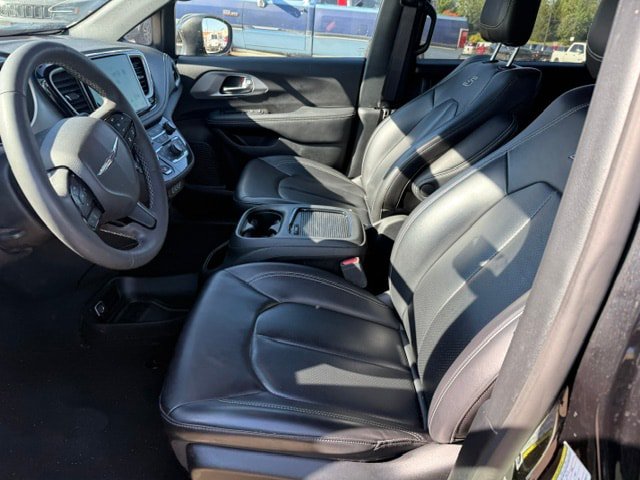 Used 2023 Chrysler Pacifica Touring-L w/ S Appearance Package FWD image 6