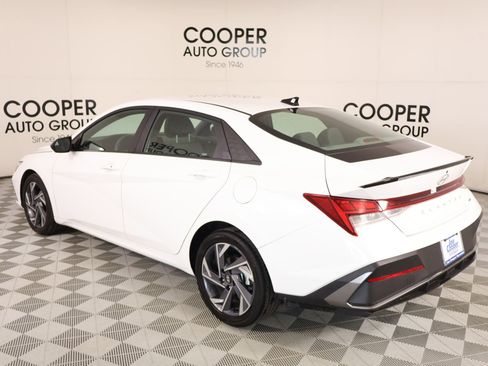 Certified 2025 Hyundai Elantra SEL FWD image 20