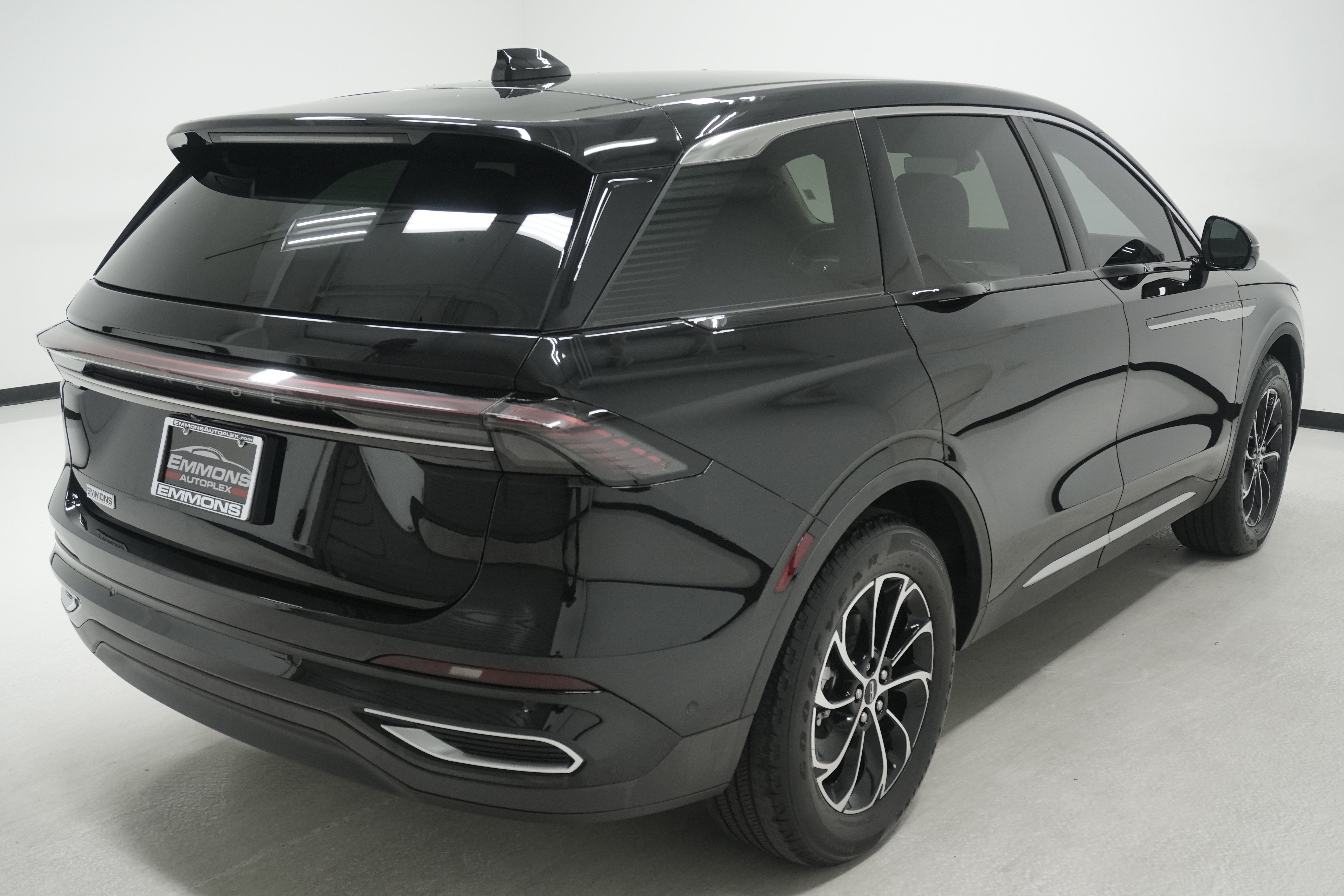 Used 2024 Lincoln Nautilus Premier AWD/4WD image 4