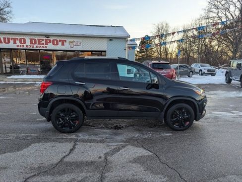 Used 2019 Chevrolet Trax LT w/ Redline Edition image 2