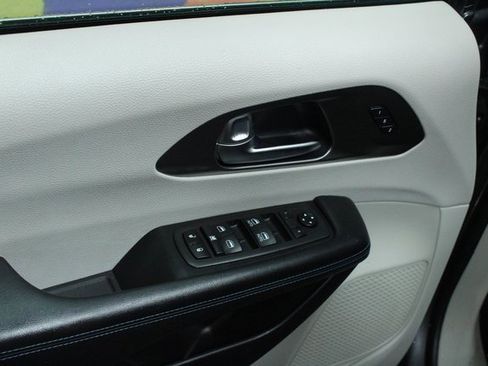 Used 2021 Chrysler Pacifica Touring-L image 15