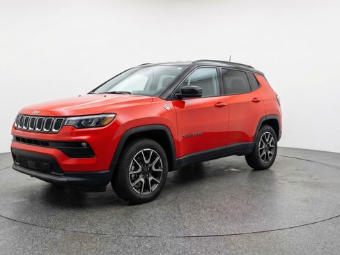 Used 2025 Jeep Compass Trailhawk AWD/4WD image 3