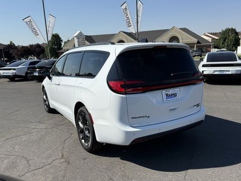 New 2025 Chrysler Pacifica Limited image 8