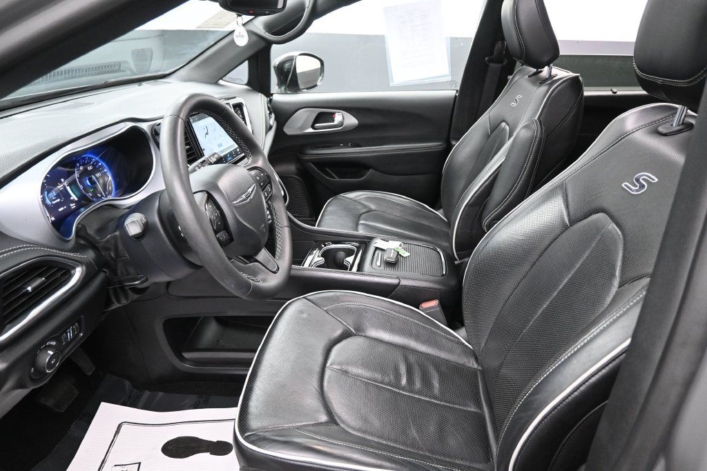 Used 2025 Chrysler Pacifica Limited FWD image 25
