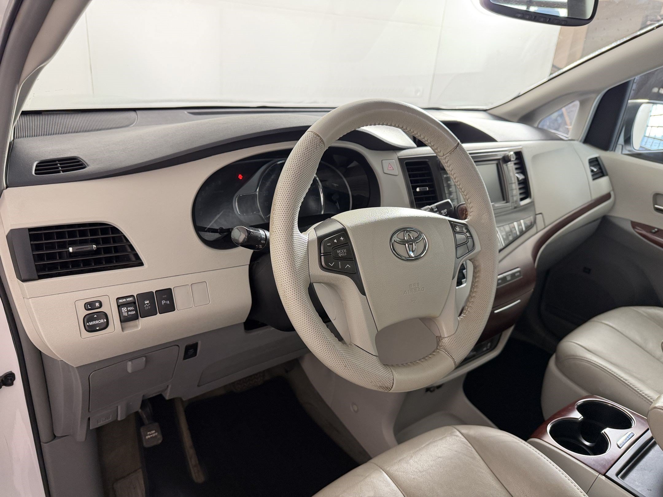 Used 2013 Toyota Sienna XLE w/ Premium Pkg AWD/4WD image 4