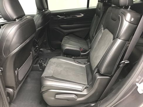 Used 2023 Jeep Grand Cherokee L Laredo image 14