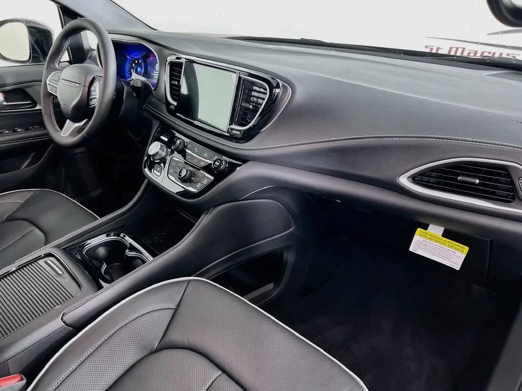 New 2027 Chrysler Pacifica Limited FWD image 32
