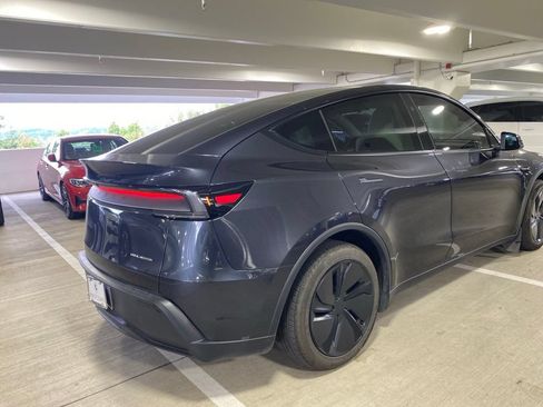 Used 2026 Tesla Model Y AWD image 4