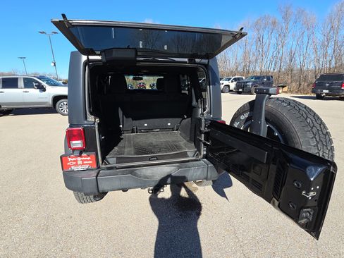 Used 2017 Jeep Wrangler Unlimited Rubicon w/ Max Tow Package image 30