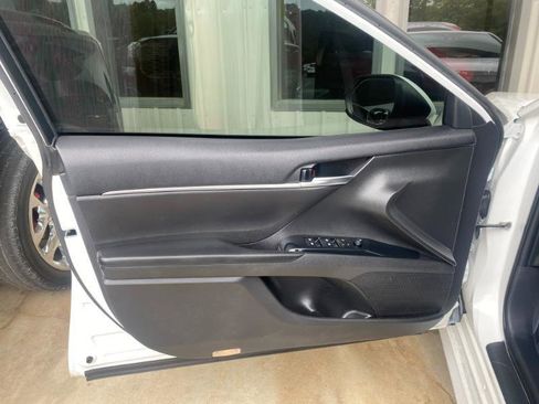 Used 2018 Toyota Camry LE image 12