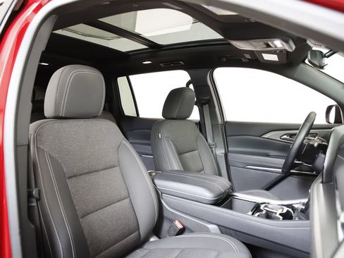 Used 2025 Chevrolet Traverse LT w/ Sun and Wheel Package FWD image 12