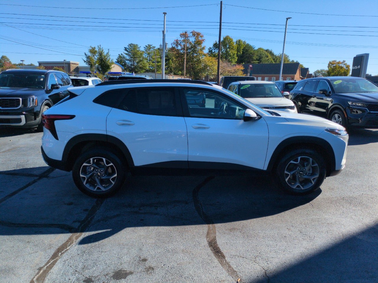 Used 2025 Chevrolet Trax LT FWD image 8