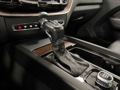 Used 2021 Volvo XC60 T6 Momentum image 23