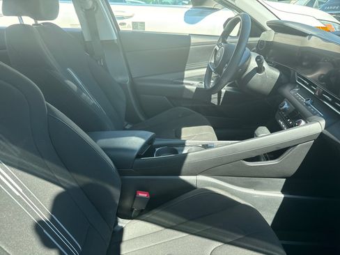 Used 2024 Hyundai Elantra Blue FWD image 5