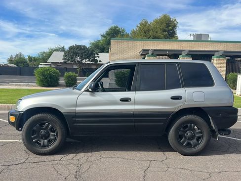 Used 1999 Toyota RAV4 2WD 4-Door image 2
