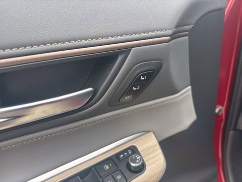 Used 2024 Toyota Venza Limited image 11