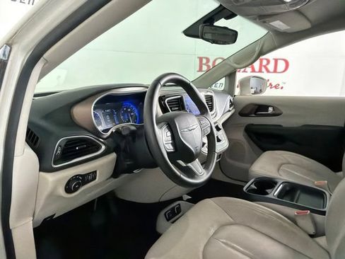 Used 2017 Chrysler Pacifica Touring-L FWD image 12