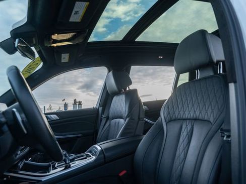 Used 2022 BMW X7 M50i w/ Dynamic Handling Package image 15