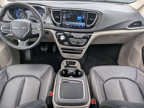 Used 2024 Chrysler Pacifica Touring-L FWD image 26