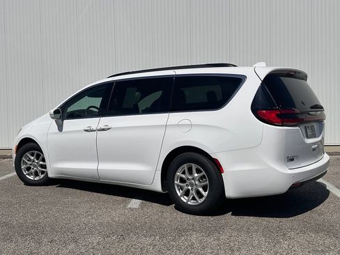 Used 2022 Chrysler Pacifica Touring-L FWD image 3
