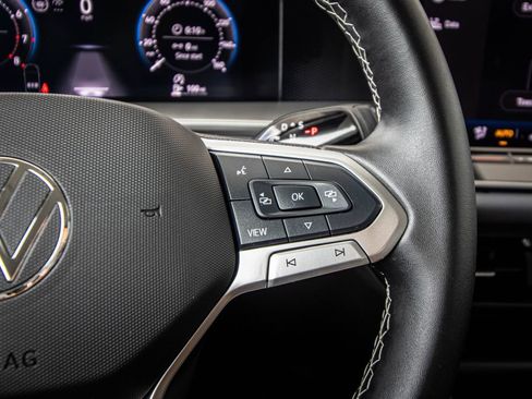 Certified 2025 Volkswagen Tiguan SE image 34