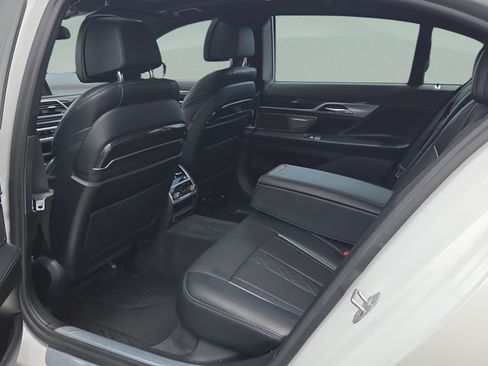 Used 2020 BMW 740i w/ M Sport Package RWD image 11