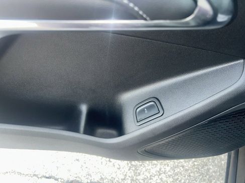 Used 2025 Chevrolet Traverse LT image 14