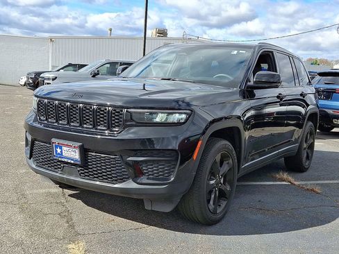 Used 2023 Jeep Grand Cherokee Altitude AWD/4WD image 5